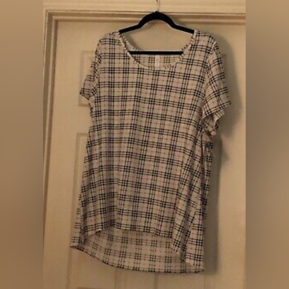 5/25 Lularoe Classic T small short sleeve fit T-shirt plaid pattern.